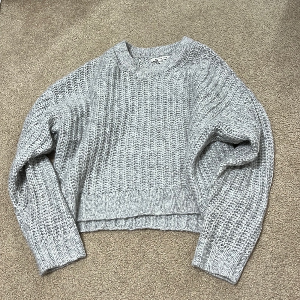 Size small women’s knit sweater great condition American Eagle